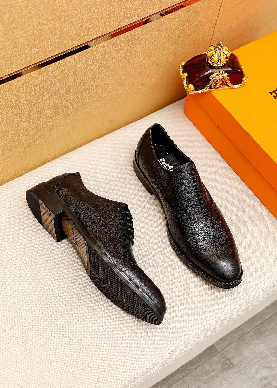 Men's shoes 💰460 💐 Product trademark: HERMES "Hermès" business leather shoes Regular size: 38-44 (45🉑️customized) Product materials: Selected imported first-layer pebbled calfskin upper, imported water-dyed 🐂 cowhide lining. Strong three-dimensional visual effect, non-slip and wear-resistant combination outsole Color: 2⃣️colors available